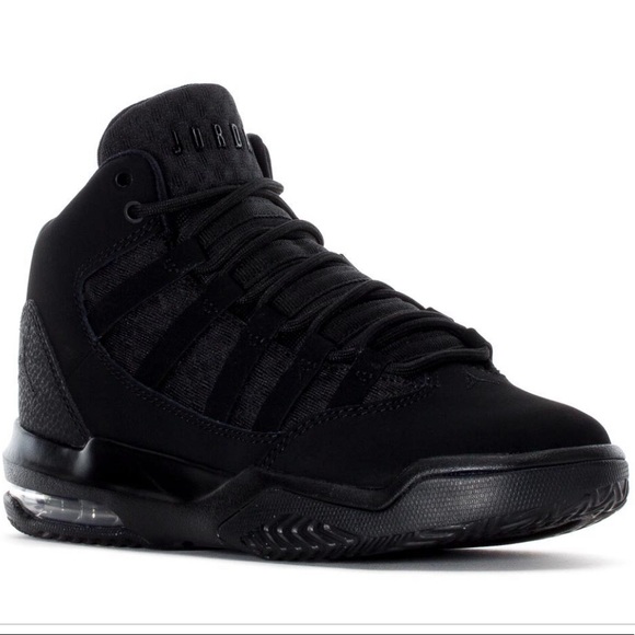 jordan max aura black on feet